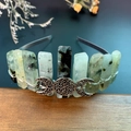 Vue détaillée de la couronne en cristal vert naturel avec fils d'argent et triple lune - Prehnite & Triple Lune