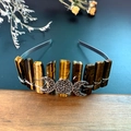 Détail de la couronne en cristal œil de tigre faite main avec symbole de la triple lune - Œil de Tigre & Triple Lune