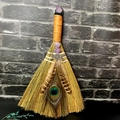 Scopa di strega artigianale con ametista, piume di pavone e simbolo della luna - Tripla luna