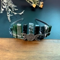 Détail d'une couronne en cristal faite main avec pierres vertes brutes et signe de lune - Agate Mousse & Triple Lune