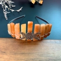 Détail du diadème bohème fait main avec cristaux orange et symbole de triple lune - Aventurine Rouge Avec Triple Lune