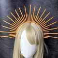 Strahlend orangefarbene Sonnenstrahl-Heiligenschein-Krone für Cosplay und Party - Dichtes Langes Radial (款式1)