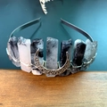 Cerchietto a corona fatto a mano con cristalli neri naturali e dettaglio luna d'argento - Quarzo Rutilato Nero + Luna