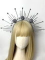 Dettaglio corona a raggiera argento con stelle metalliche e rose di raso grigio - Argento Con Stelle E Fiori