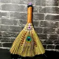 Scopa decorativa per altare con ametista naturale e piume di pavone fatte a mano - Piccola Luna
