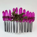 Dettaglio del pettine per capelli in cristallo viola con ciondolo strega in bronzo - Viola Stile Due
