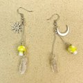 Détail de boucles d'oreilles célestes avec champignons et cristaux de quartz - Champignon Jaune