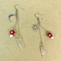 Détail de boucles d'oreilles champignons et cristaux avec pendentifs soleil et lune - Petit champignon rouge