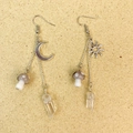 Détail macro de boucles d'oreilles bohèmes avec soleil, lune, champignon et cristaux - Champignon Brun Clair