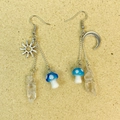Détail de boucles d'oreilles célestes avec cristal brut et breloque champignon bleu - Champignon Bleu