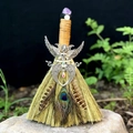 Altarbesen mit Amethyst, silbernem Totenkopf und Pfauenfedern auf einem Stein - Silber