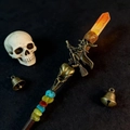 Détail d'un sceptre gothique en cristal avec motifs sorcière et crâne sur fond sombre - Cristal Orange Jaune Sorcière sur Balai (06)