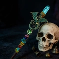 Dettaglio della bacchetta magica in cristallo con drago in bronzo e gemme - Cristallo Blu Chiaro Drago Smeraldo Fantasy (03)