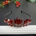 Détail de la couronne en cristal rouge avec lune argentée et design filaire fait main - Rouge Foncé