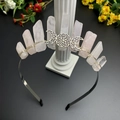 Details des rosa Kristall Kronen Stirnbands mit silbernem Dreifachmond Symbol - Rosenquarz & Dreifachmond