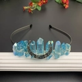 Détail de couronne de cristal bleu avec croissant de lune argenté et câblage artisanal - Bleu