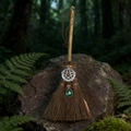 Detalle de una mini escoba de bruja con pentagrama y cristal verde sobre musgo - Pentagrama Plata Cristal Verde Oscuro