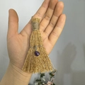 Scopa decorativa in paglia naturale con cristallo a cuore viola tenuta in mano - Stile Cuore in Cristallo Viola