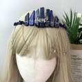 Corona bohemia de piedras azules en bruto con cadenas de dijes de luna y estrella - Lapislázuli