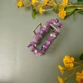 Détail des pierres d'améthyste violettes et de la pince à cheveux en alliage argenté - Pince Argentée + Améthyste
