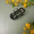 Vue détaillée de la pince à cheveux en métal rectangulaire sertie de pierres noires - Pince Argentée + Obsidienne