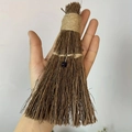 Dettaglio di una mini scopa fatta a mano con ciondolo in cristallo viola e spago - 17*8cm / Ciondolo Ametista