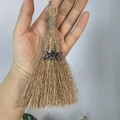 Ciondolo per auto mini scopa da strega Wicca con pentacolo luna e paglia naturale tessuta - Scopa Con Tripla Luna Nera