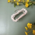 Détail d'une pince à cheveux argentée sertie de graviers de cristal rose élégants - Pince Argentée + Quartz Rose