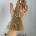 Dettaglio del mini scopa wicca in paglia con ciondolo a pentacolo e luna in argento - Scopa Con Tripla Luna Argento