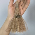 Dettaglio della mini scopa Wicca fatta a mano con ciondoli a pentagramma e luna - Scopa Con Tripla Luna Bronzo