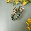 Vue détaillée de dessus d'une pince à cheveux en alliage doré avec cristaux naturels - Pince Dorée + Agate Indienne
