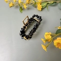 Detailansicht der handgefertigten Schmetterlings-Haarklammer mit schwarzen Kristallen - Goldene Kralle + Obsidian