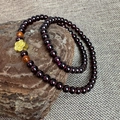 Pulsera de doble capa de granate y ágata roja con un dije dorado de trébol de cuatro hojas - Estilo de Colgante de Flor de Doble Vuelta / Rojo Oscuro