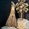 Mini scopa decorativa fatta a mano con cristallo blu e trama in legno naturale rustico - 17x8cm / Blu Goccia d'acqua
