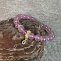 Bracciale in quarzo fragola 8mm con accenti floreali in oro 18k e un ciondolo a goccia - Fragola Rosa