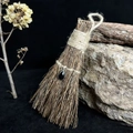 Scopa rituale fatta a mano con ciondolo in gemma nera per decoro gotico casa - 17x8cm / Goccia d'acqua nera
