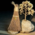 Dettaglio mini scopa di paglia con ciondolo in cristallo su base di pietra naturale - 17x8cm / Pera Gialla
