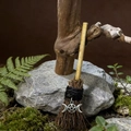 Mini Hexenbesen mit Mond-Pentagramm Anhänger auf Naturstein im Walddekor - Besen mit Dreifachmond