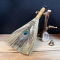 Dettaglio macro della scopa d'altare con piuma di pavone, tripla luna e cristallo viola - Stile Triplice Dea (02)
