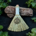 Scopa da strega fatta a mano con ciondolo a luna e pentacolo per Halloween - Agata Rossa E Albero della Vita in Bronzo