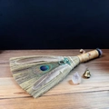 Dettaglio di una scopa d'altare artigianale con piume di pavone, cristalli e drago - Stile Drago (03)