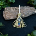 Mini scopa da strega fatta a mano con ciondolo a sole e punta di cristallo - 13cm / Faccia Sorridente + Cristallo Blu Rosa