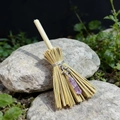 Dettaglio mini scopa della strega in paglia con stella d'argento e cristallo viola - 13cm / Stella + Cristallo Viola Chiaro