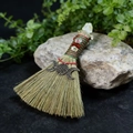 Dettaglio mini scopa da strega con simbolo della tripla luna e cordino intrecciato - Tripla Luna Nera + Citrino