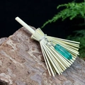 Dettaglio scopa della strega con cristallo verde e ciondolo a pentagramma sulla roccia - 13cm / Stella + Cristallo Verde