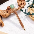 Penna a sfera in legno naturale con cristallo verde grezzo e corda di canapa - Fluorite Verde