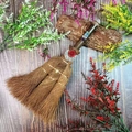 Escoba de altar artesanal con cristales curativos y luna creciente sobre madera - Estilo Amatista y Flor Luna