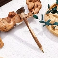 Dettaglio penna artigianale in legno naturale con pietra e corda di canapa - Quarzo fumé