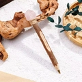 Macro di penna in legno naturale con cristallo di quarzo rosa grezzo e corda di canapa - Quarzo rosa