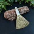 Dettaglio di scopa da strega con fieno naturale, cristallo bianco e ciondolo a pentacolo - Cristallo Bianco E Pentagramma in Bronzo